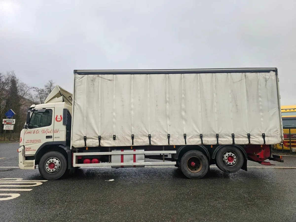 2005 VOLVO FM300 6X2 26FT Curtainsider - Image 4