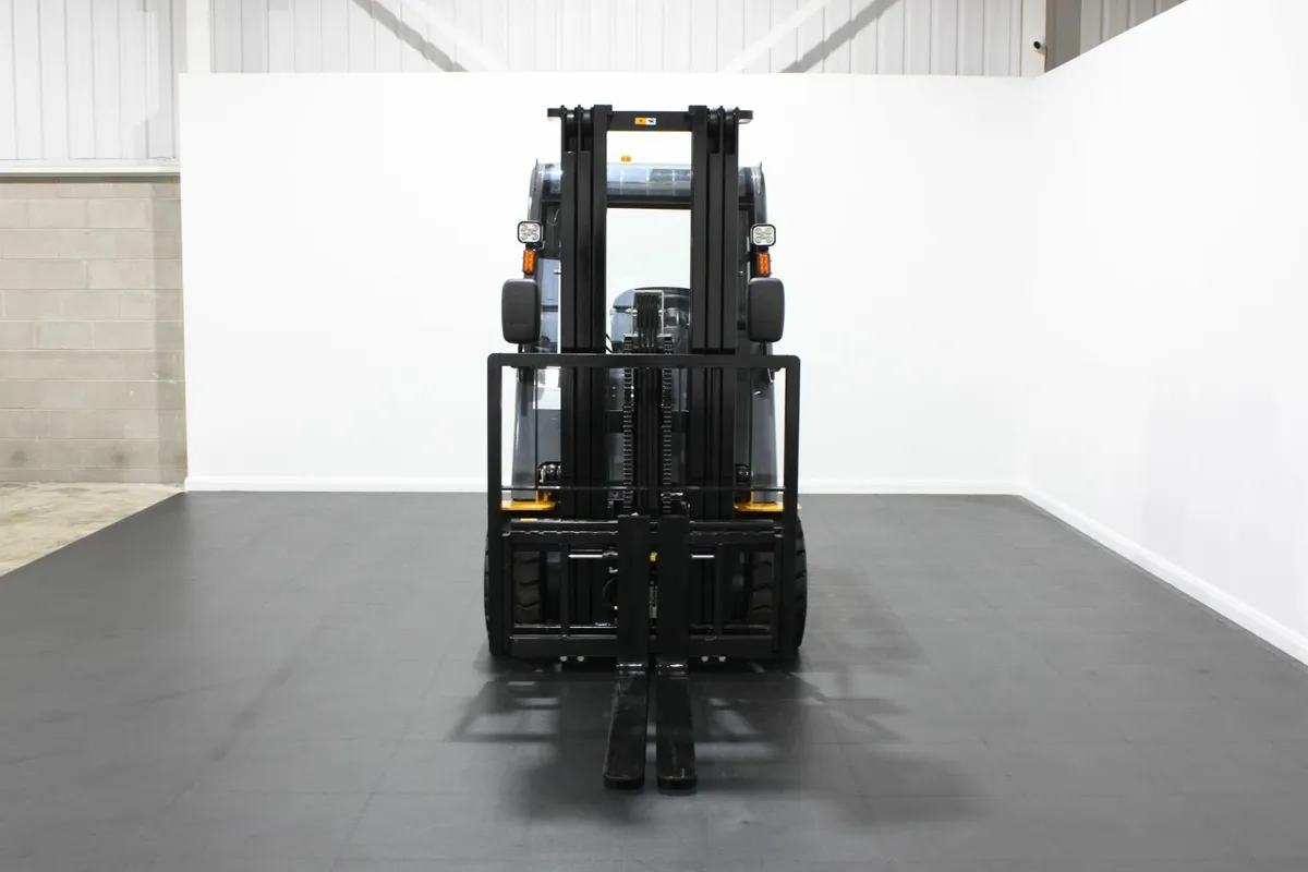 MIMA 4.0T Lithium Electric Forklift Full Cab - Image 3