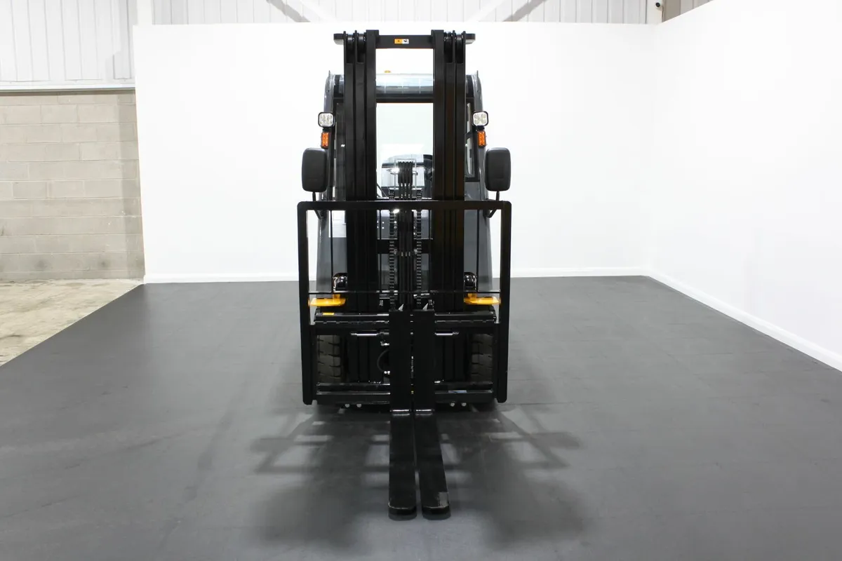 MIMA 3.0T Lithium Electric Forklift Full Cab - Image 2