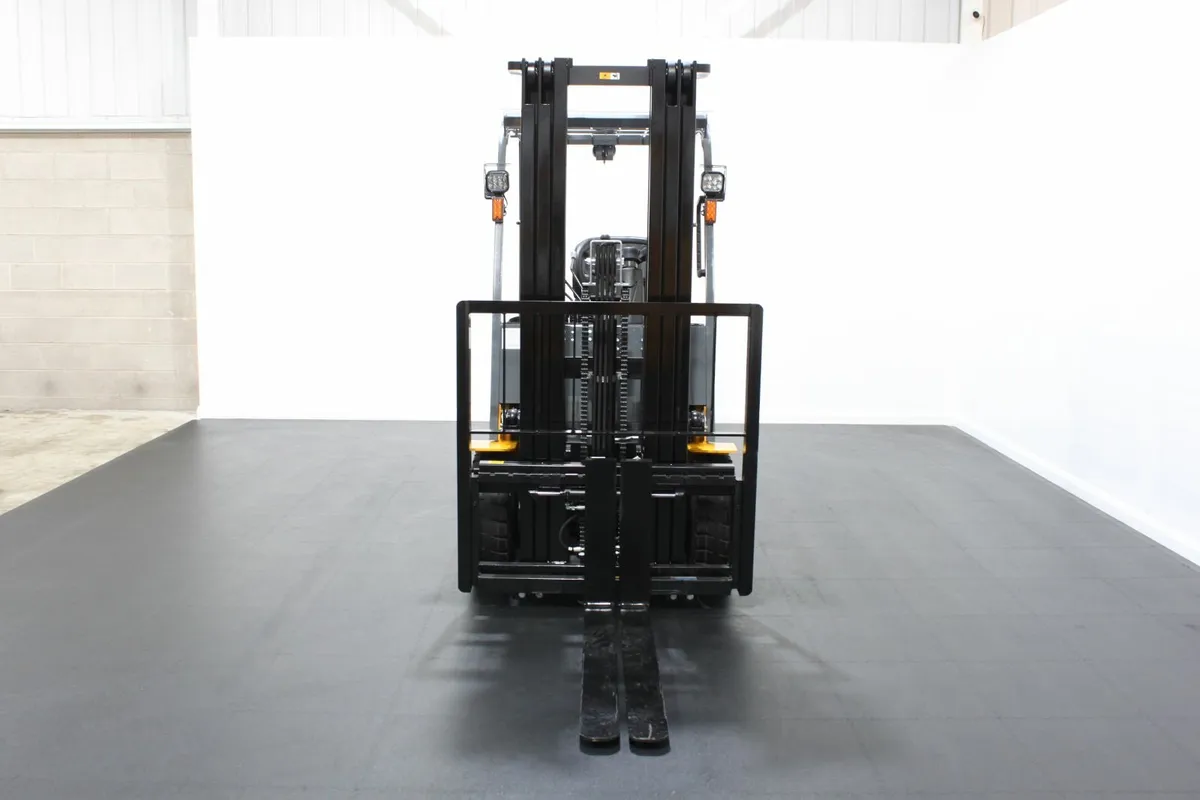 MIMA 3.0T Lithium Electric Forklift - Image 4