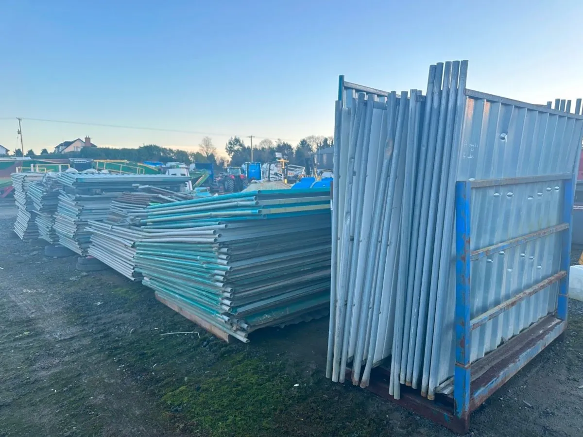 Large quantity of hoarding panels fences