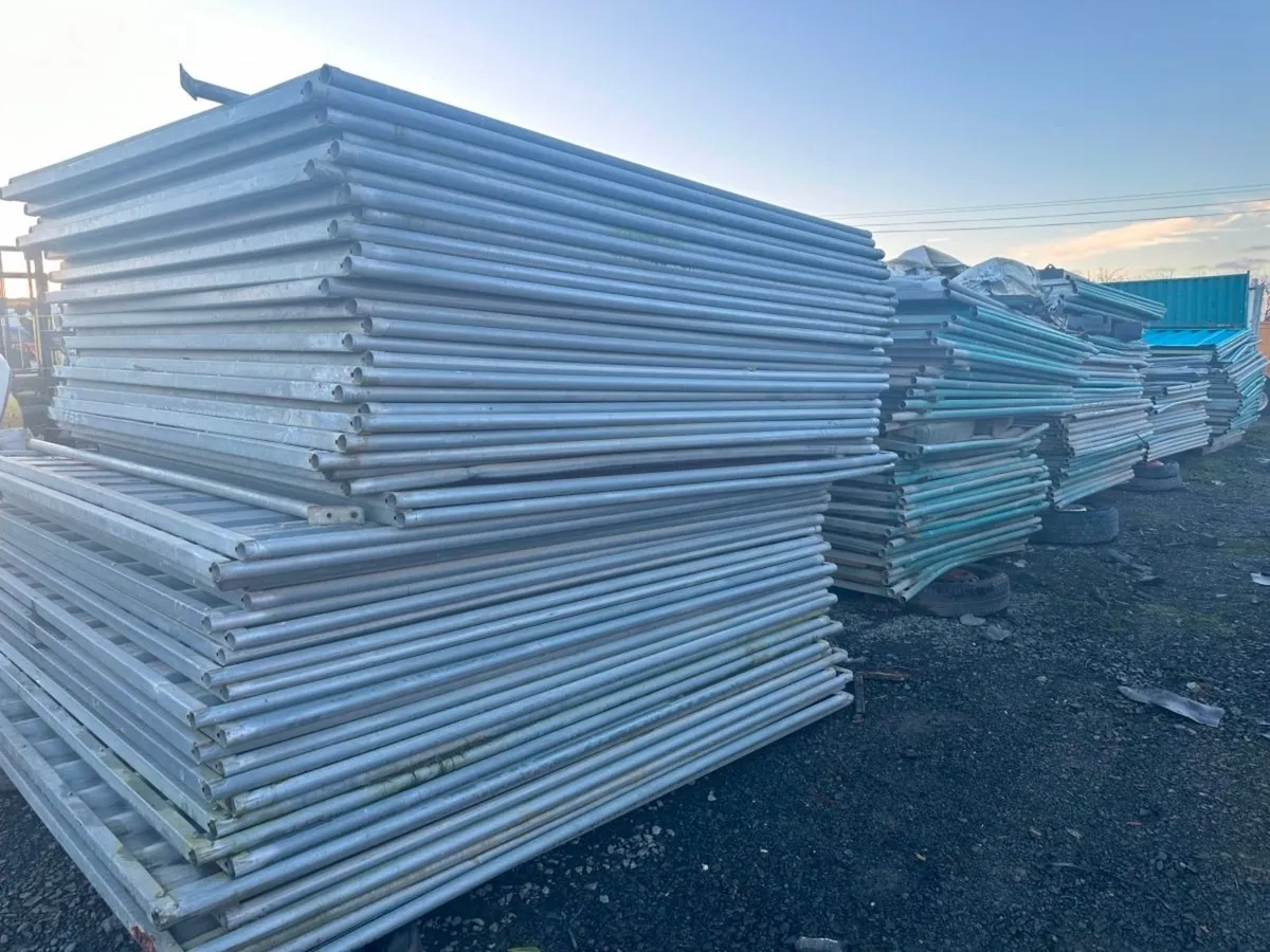 Large quantity of hoarding panels fences fencing - Image 1