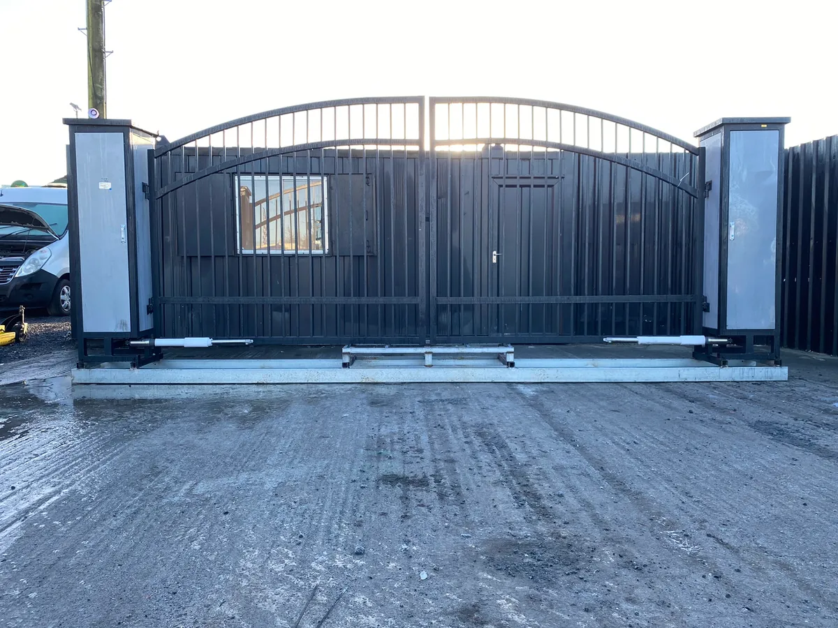 Security Gates 20ft ope - Image 1