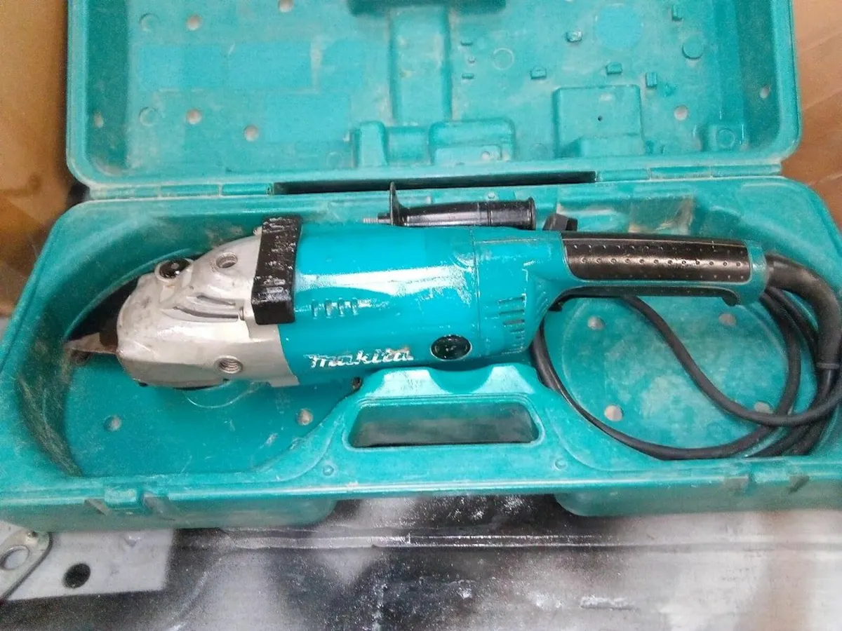 Makita GA9020 Angle Grinder - Image 1