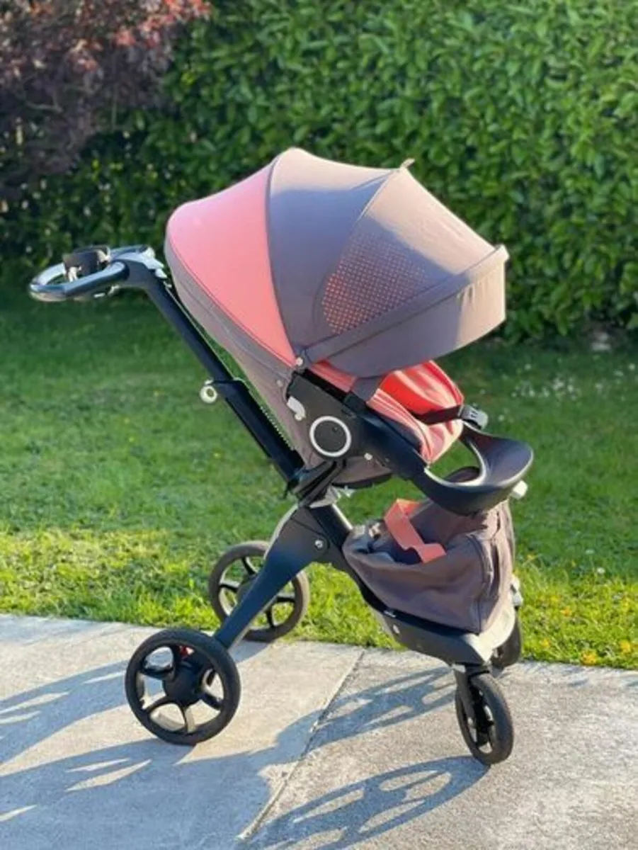 Stokke Xplory V5 pram set - Image 4