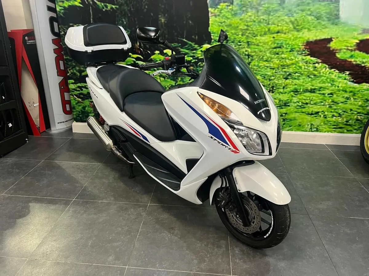 Pre Owned 2015 Honda Forza 300 - Image 2