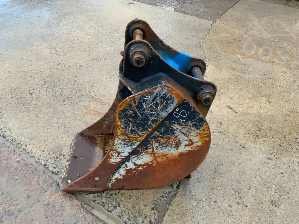 18" JCB 3CX DIGGER BUCKET.....45mm PINS.... for sale in Co. Louth for €