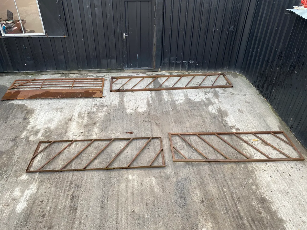 Job lot of feeding barriers and gate