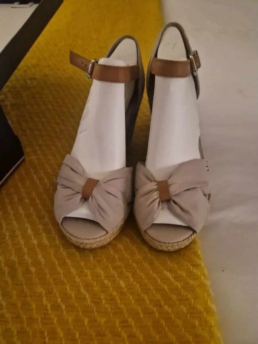 Tommy hilfiger hot sale wedges beige