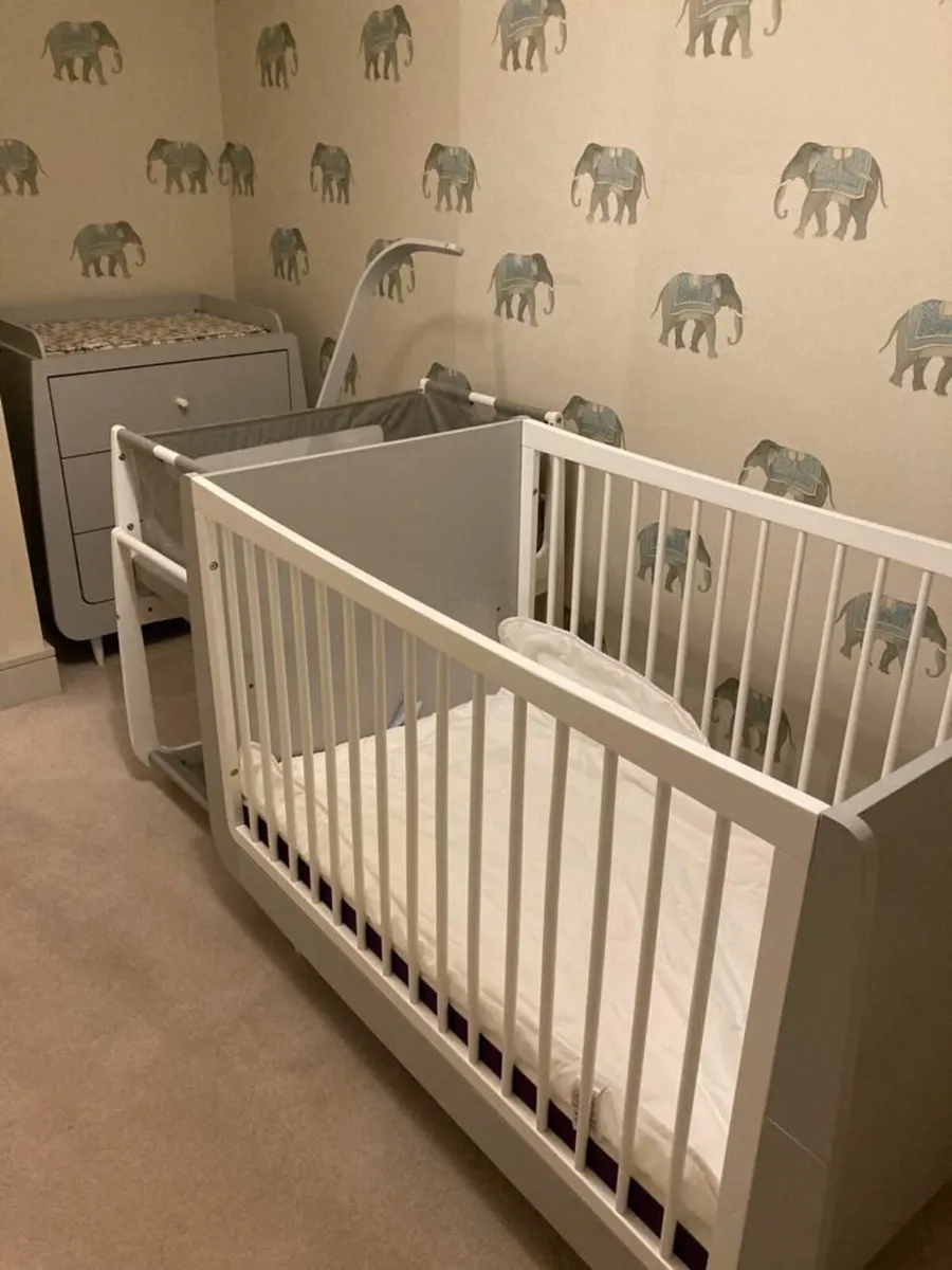 Cuggl noah cot and clearance changer