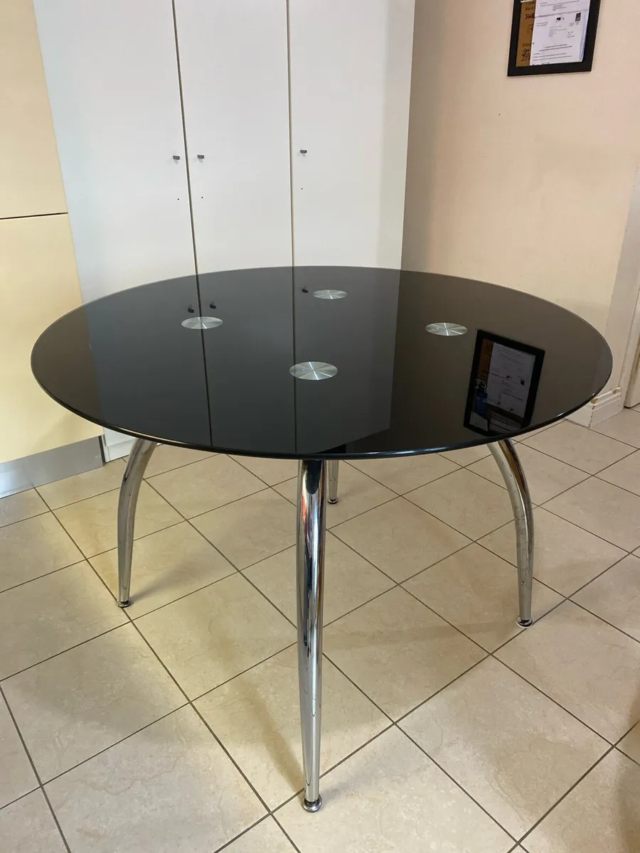 Glass round table store with black legs