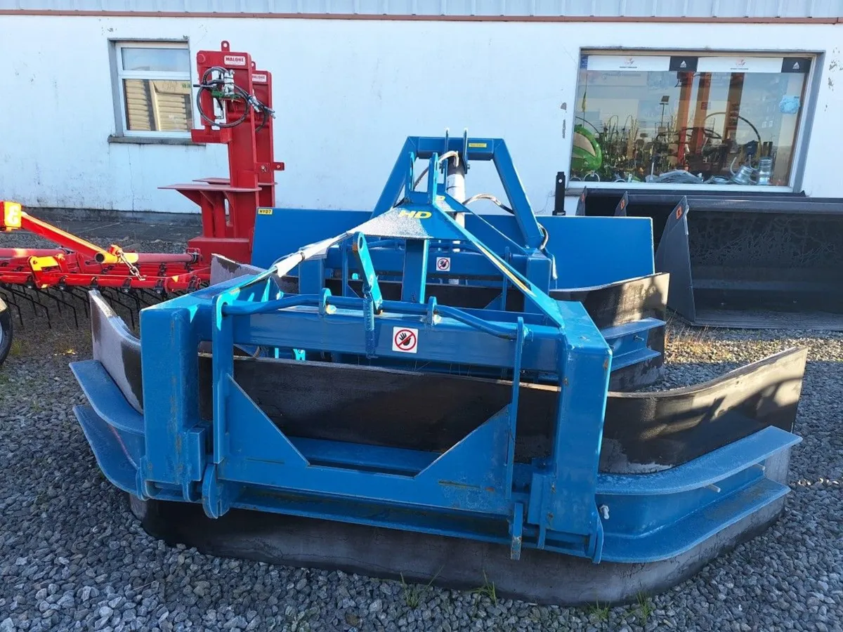 FLEMING HEAVY DUTY YARD SCRAPER. - Image 3