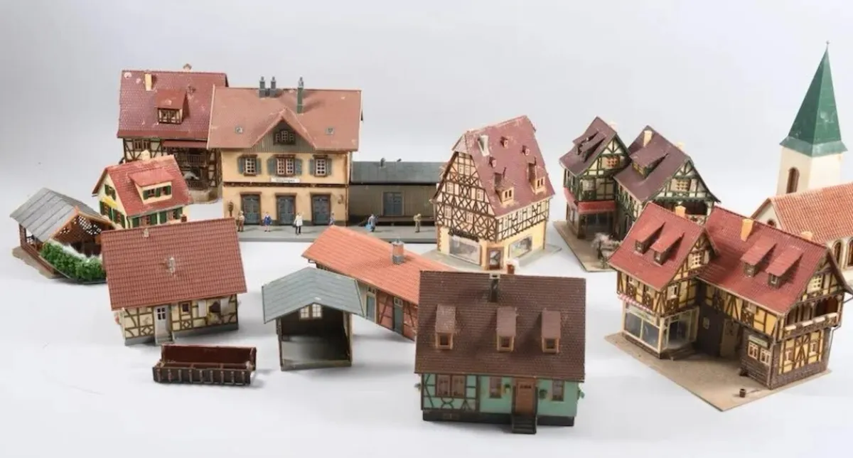 Bundle of handmade model houses - Image 1