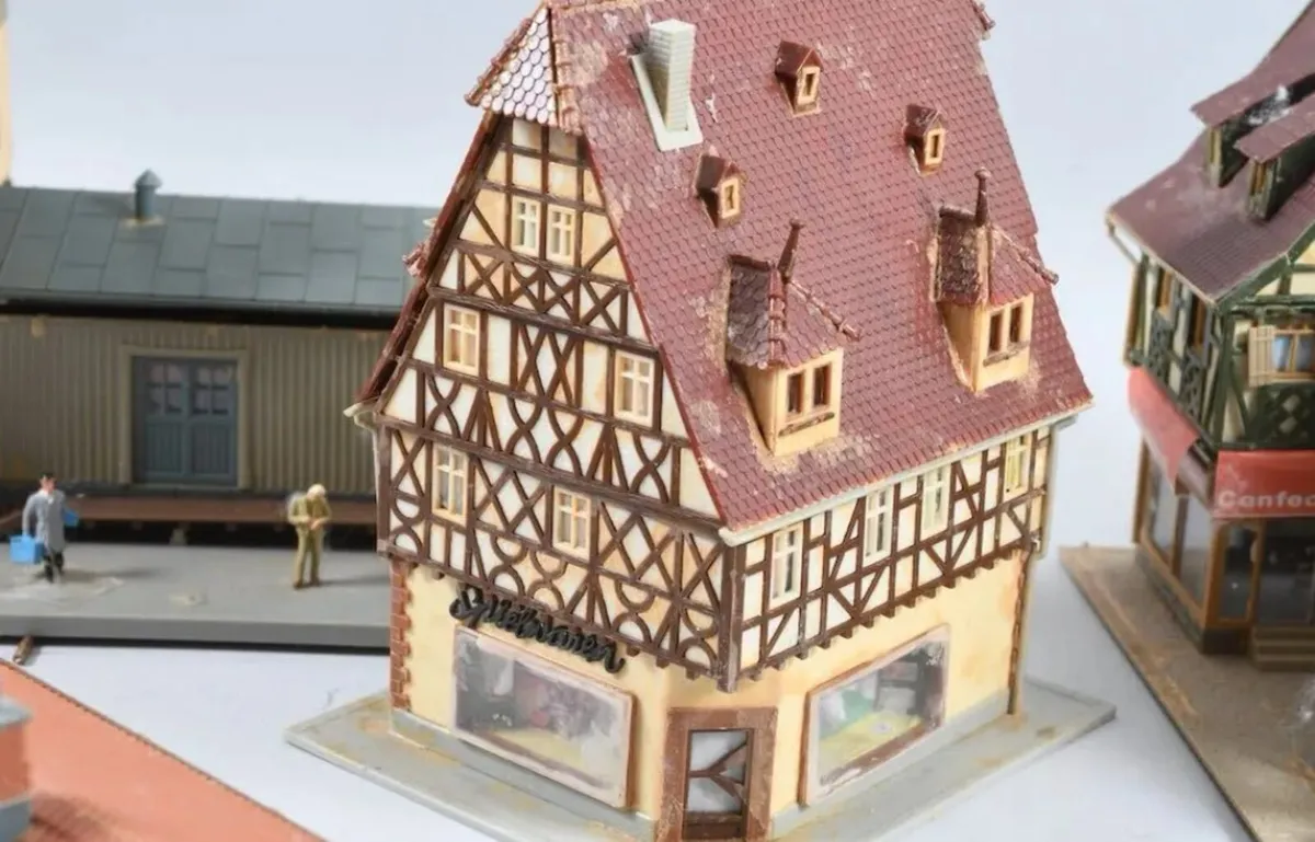 Bundle of handmade model houses - Image 4