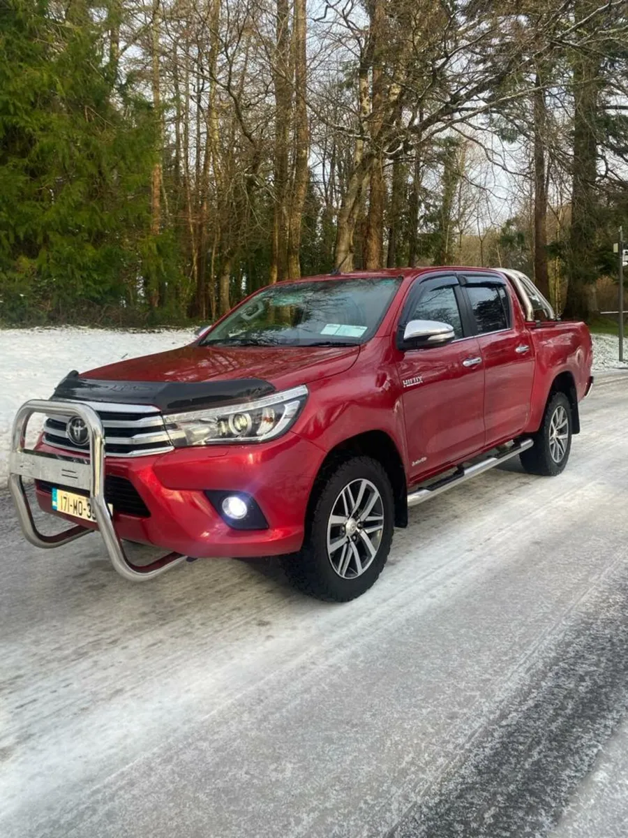 2017 Toyota Hilux invincible low miles !!