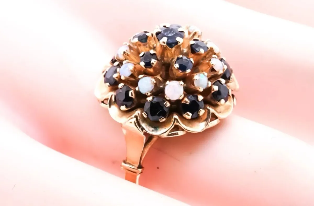 Wow 18k gold Opal and Sapphire Thai Princess ring - Image 1