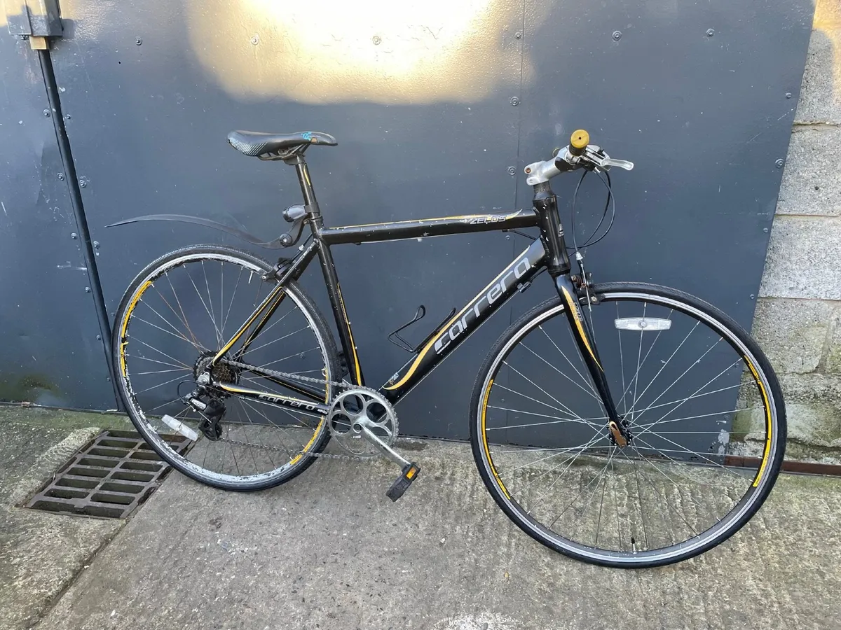 Carrera road bike discount black and yellow