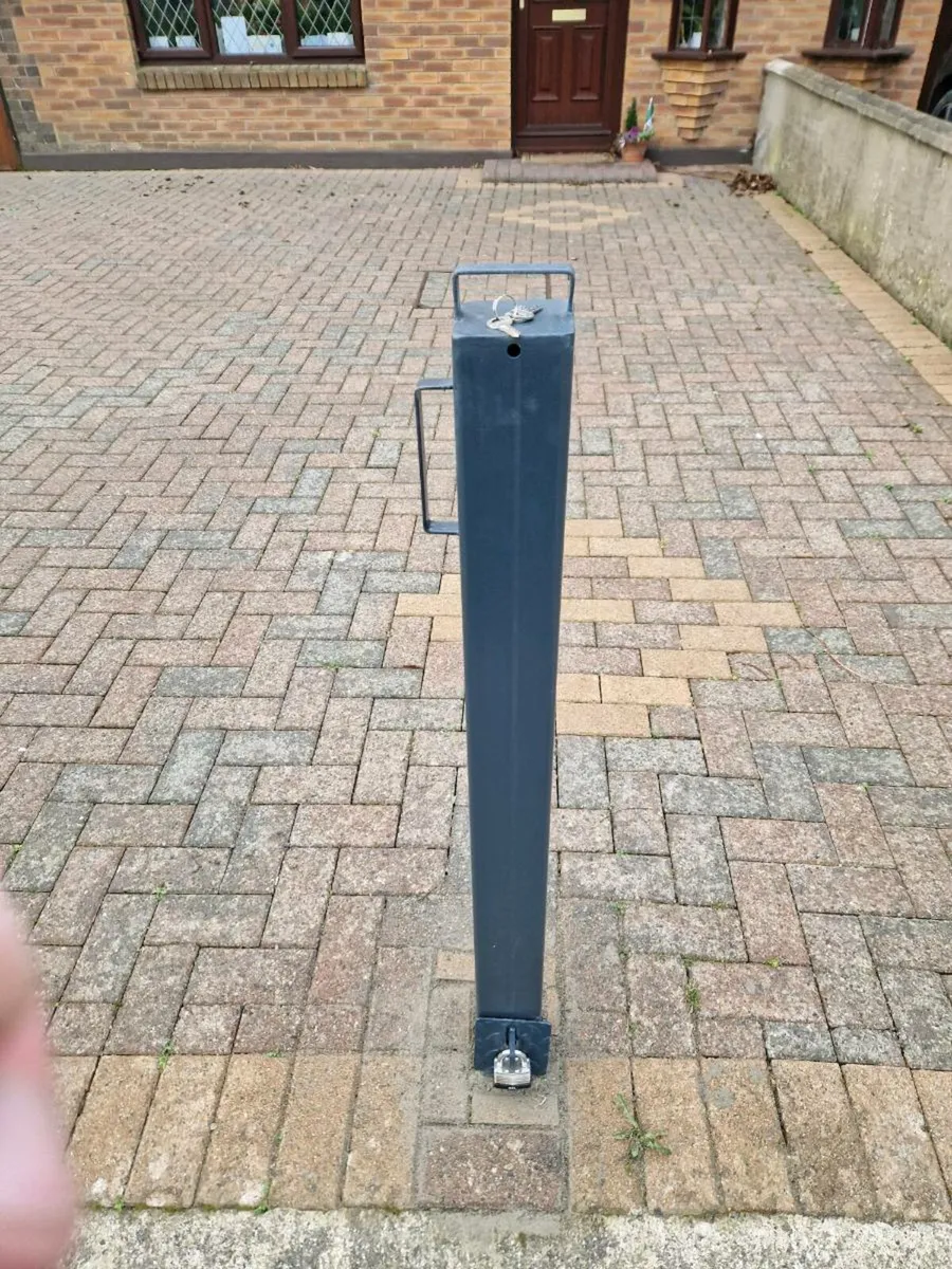 Parking bollards - Image 1