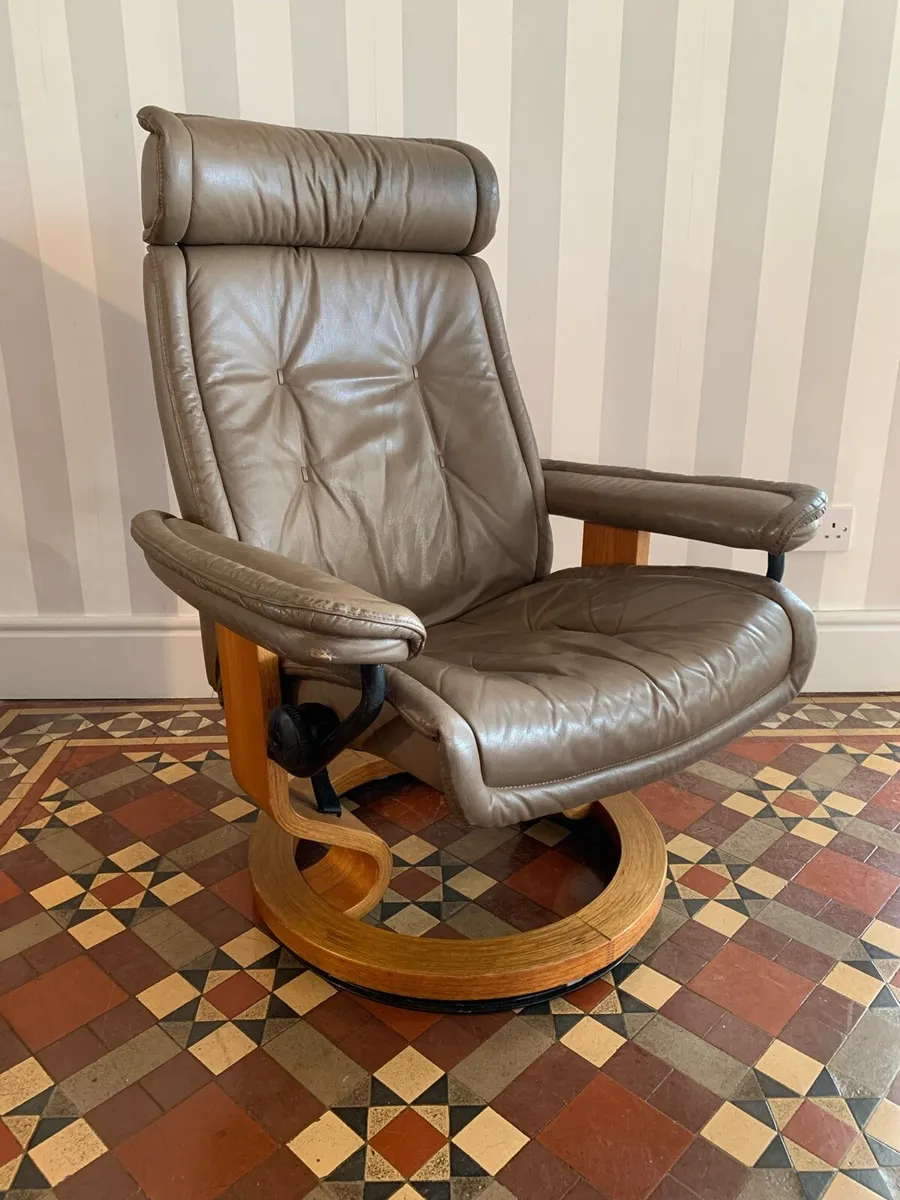 Norwegian Stressless leather swivel armchair. - Image 1