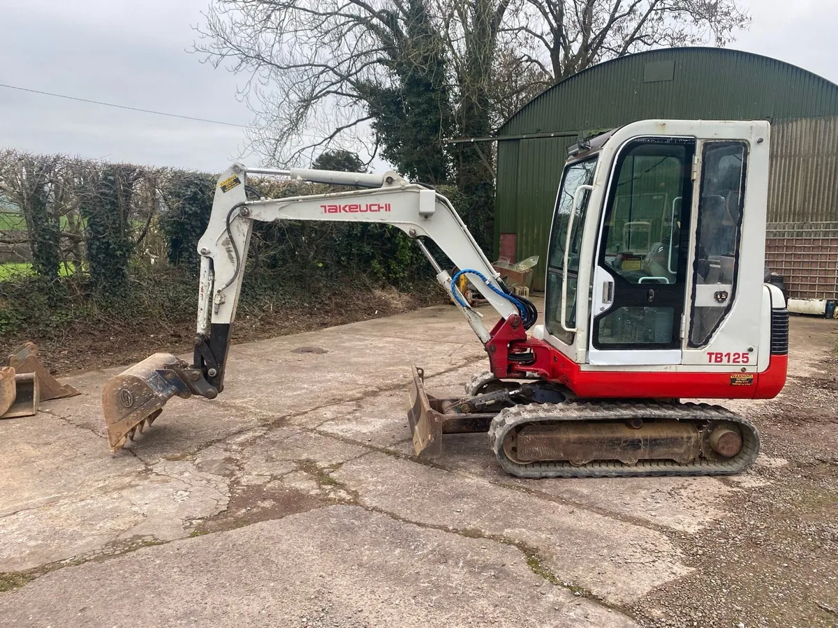 Takeuchi 3 tonne mini digger - Image 2