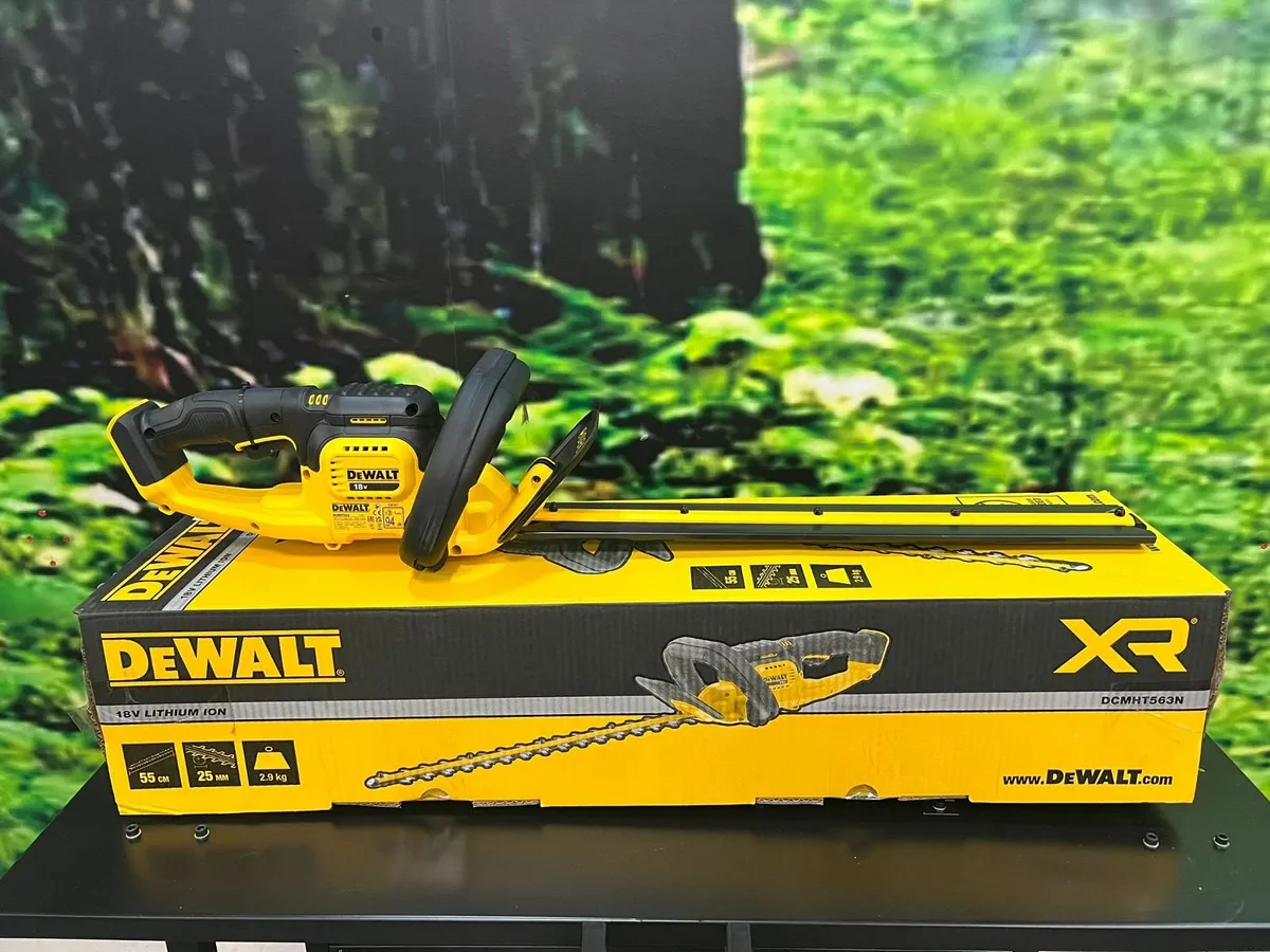 Dewalt 18v 55cm/25mm Hedge Trimmer - Image 1