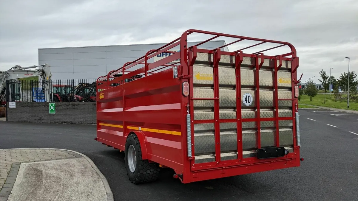 New Bracken 18ft Livestock trailers in stock - Image 3