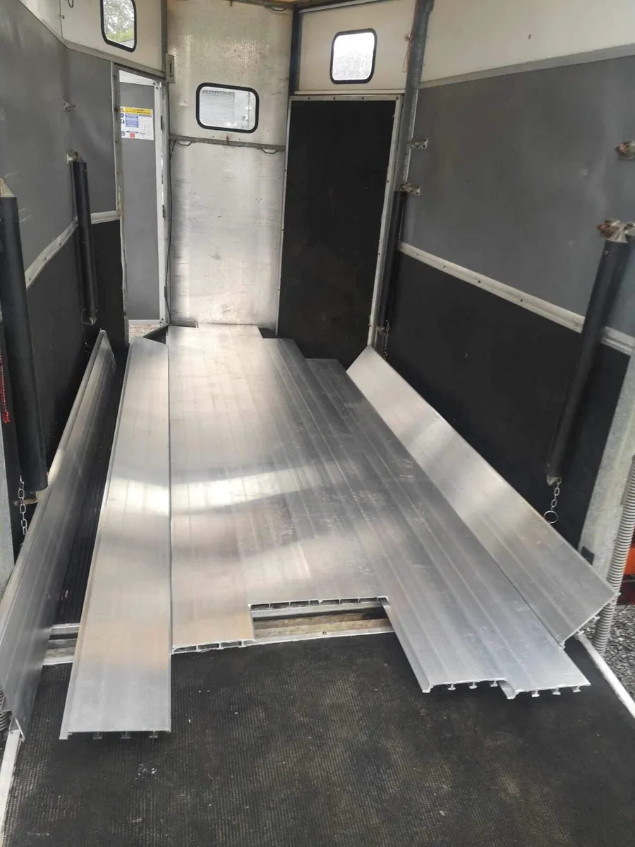 Aluminium plank trailer flooring
