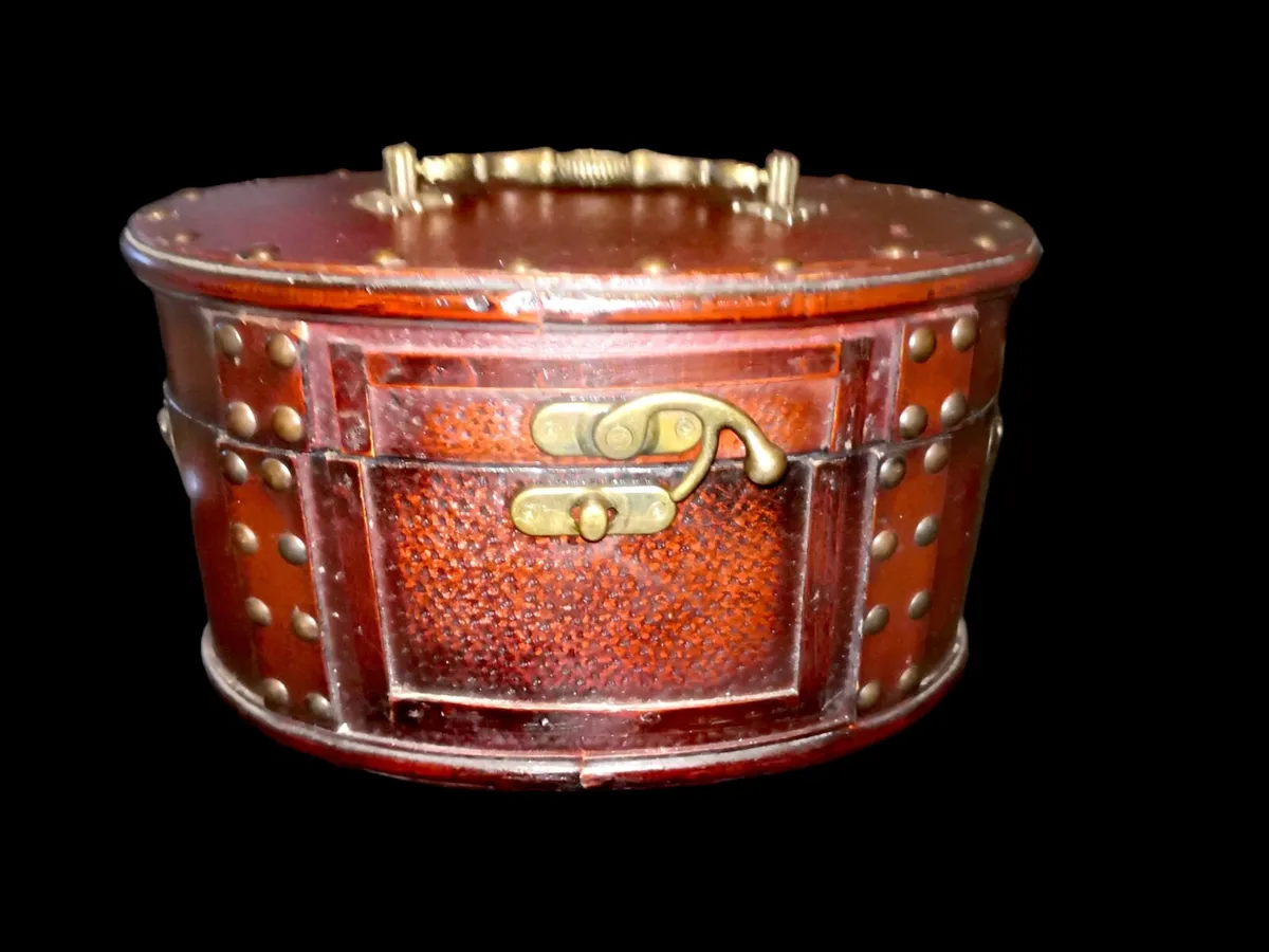 Leather coated antique box with brass - Image 1