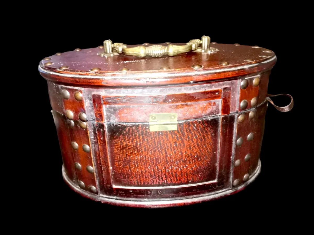 Leather coated antique box with brass - Image 2