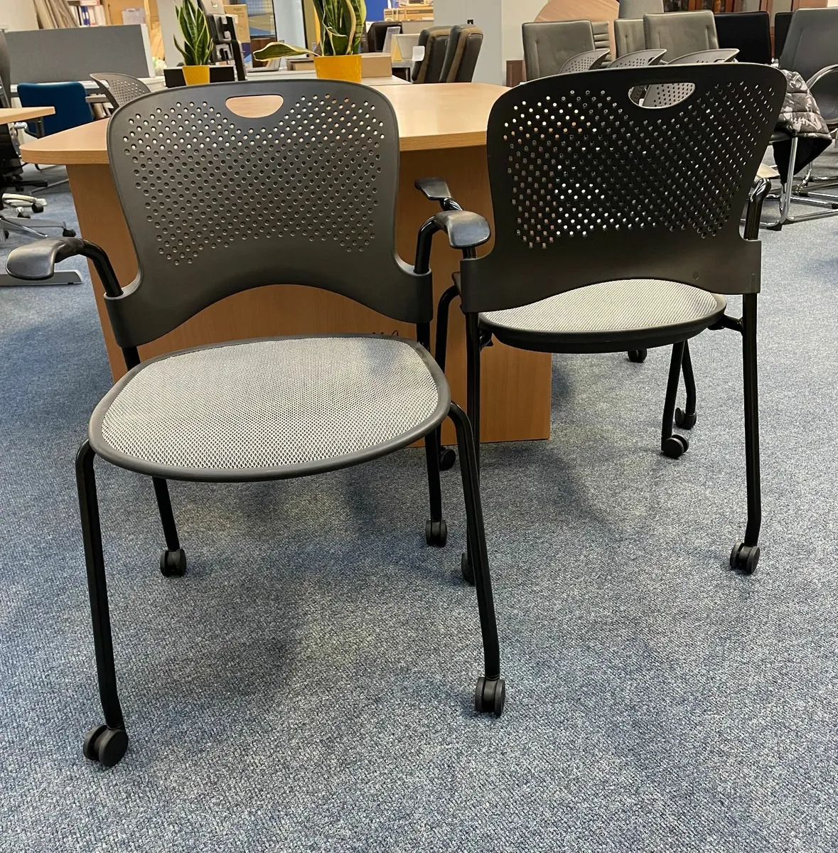 10 Herman Miller Caper Chairs - Pristine Condition - Image 3