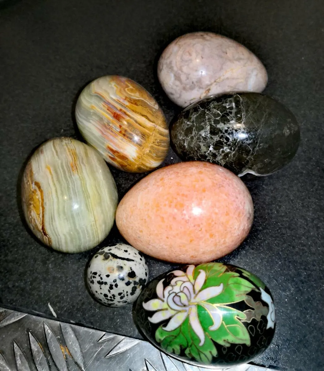 5 large marble eggs plus 2 - Image 1