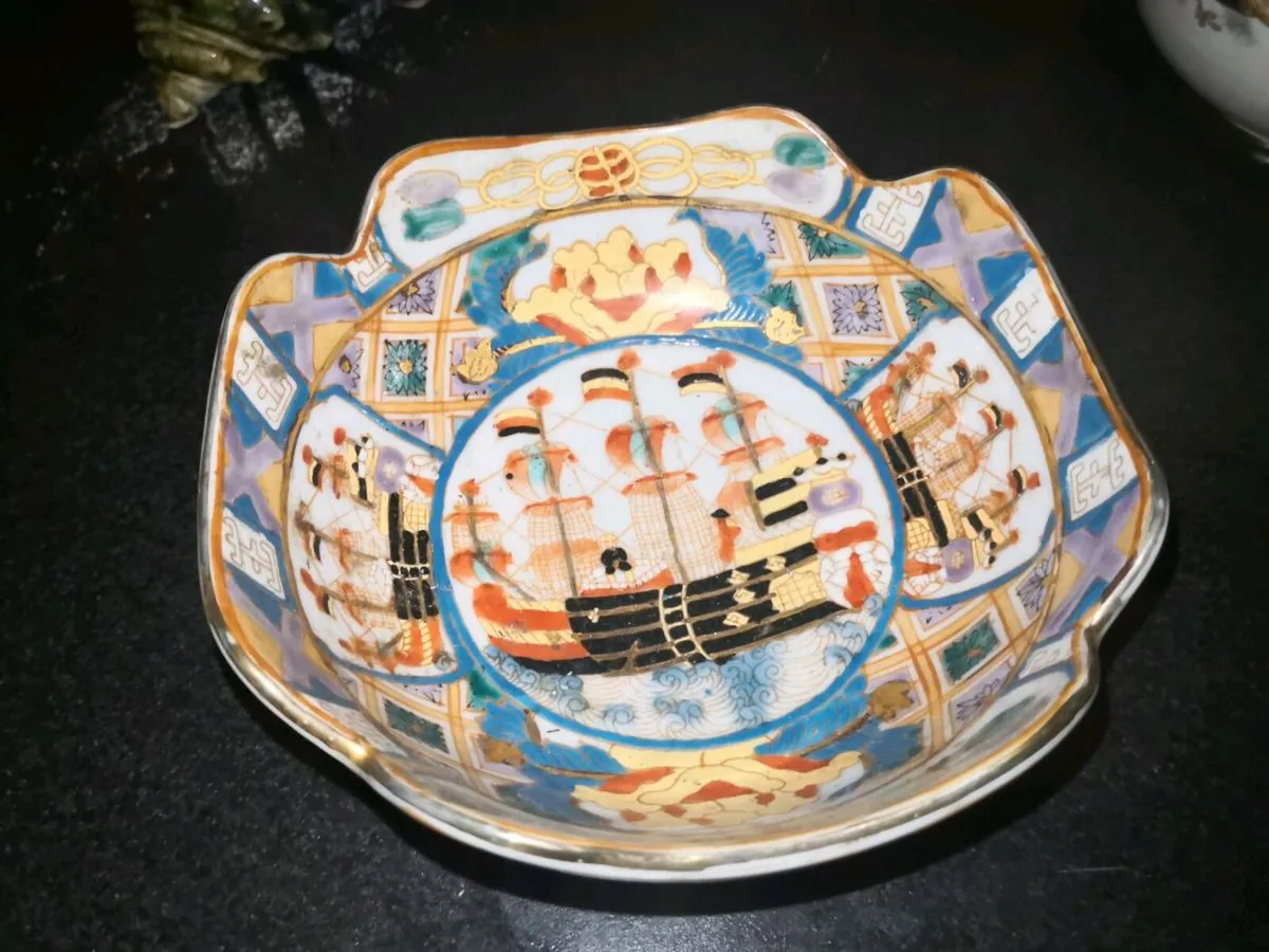 Late MEIJI Imari black ship bowl - Image 1