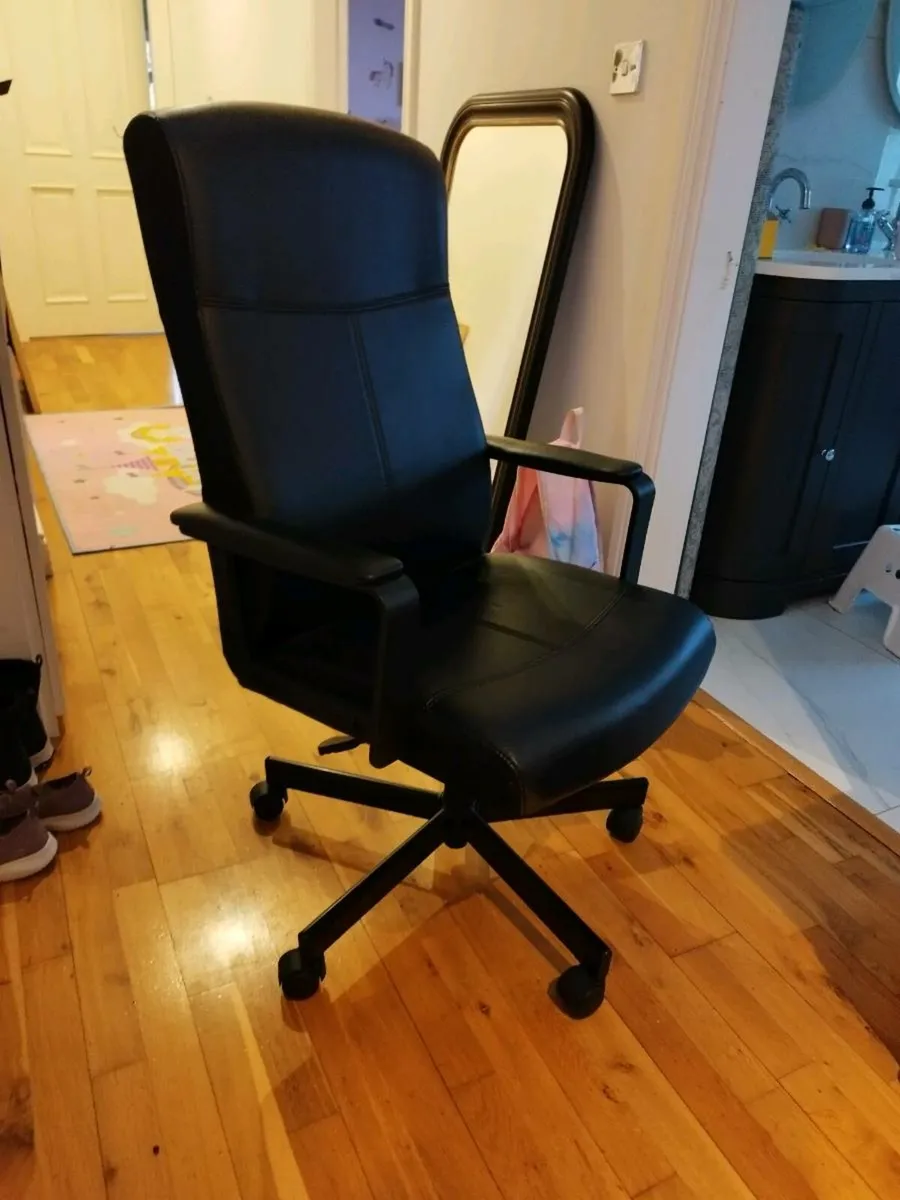 Millberget swivel outlet chair