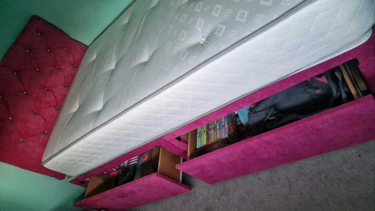 Girl pink velvet bed 4'6 double bed(open to offer)