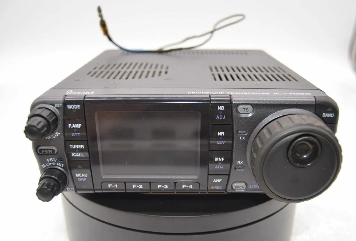 IC-7000 M美品 アイコム HF〜430MHz オールモード50W機 揃う IC-7000 M美品 アイコム HF〜430MHz オールモード50W機 揃う