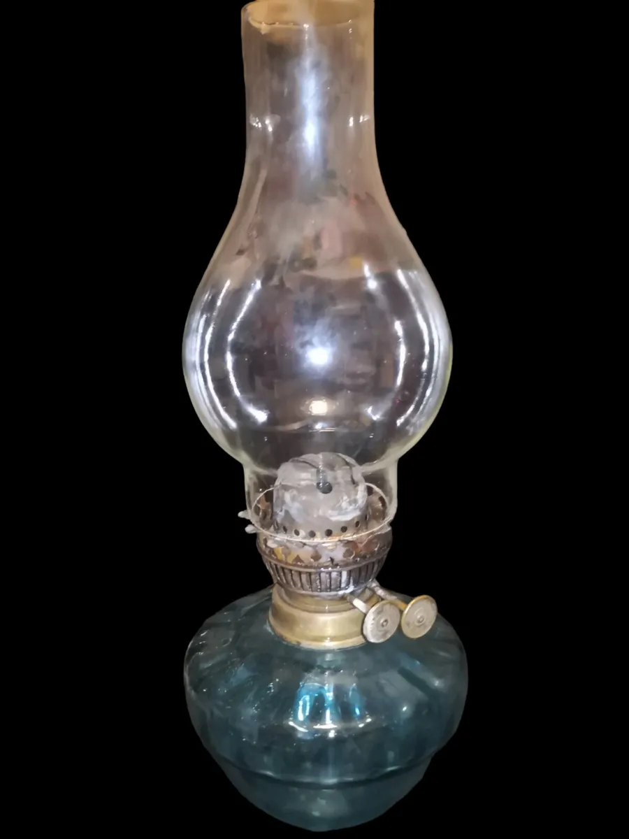 Beautiful Antique oil lamp - Image 1