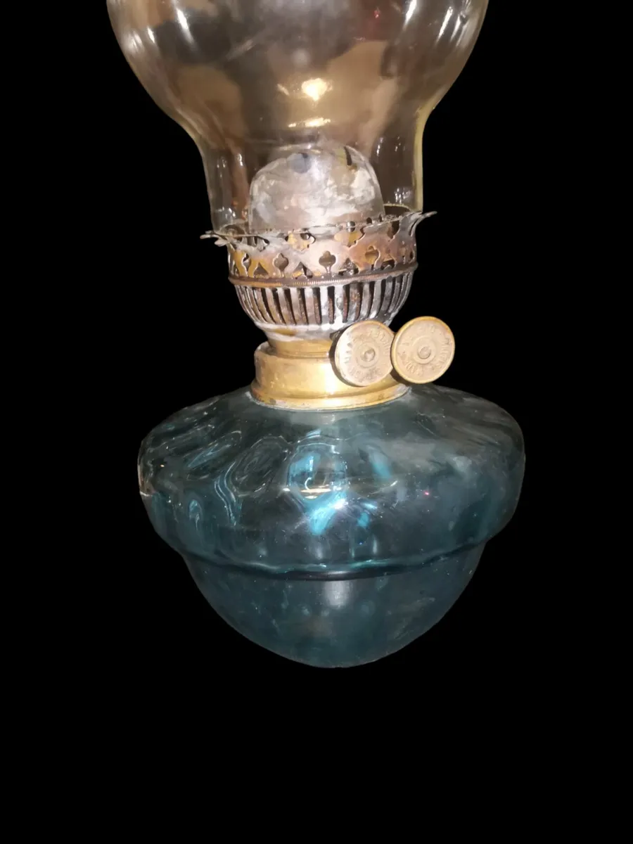 Beautiful Antique oil lamp - Image 3