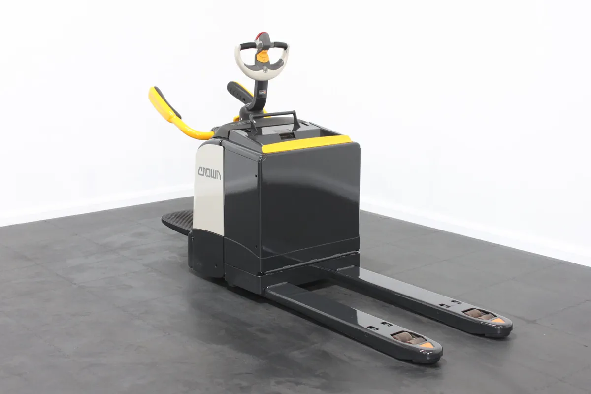 Crown WT3040 Electric Stand On Pallet Truck - Image 1