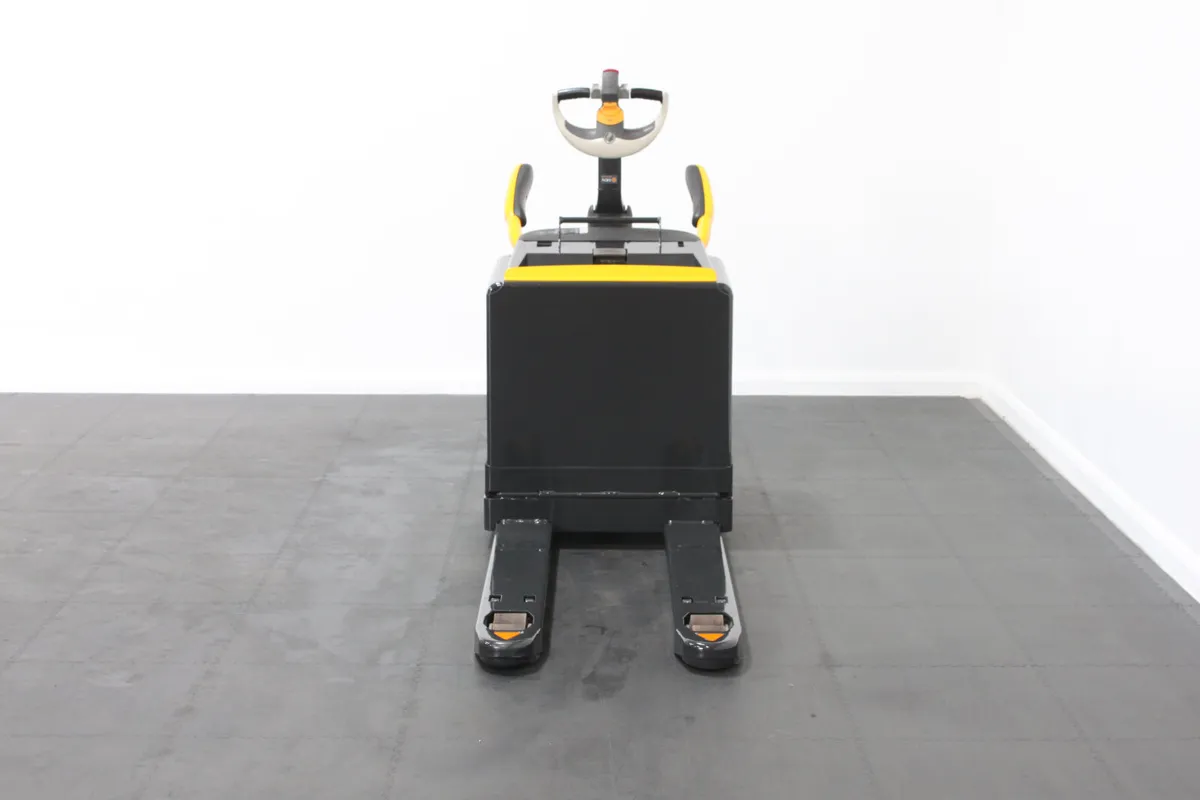 Crown WT3040 Electric Stand On Pallet Truck - Image 3