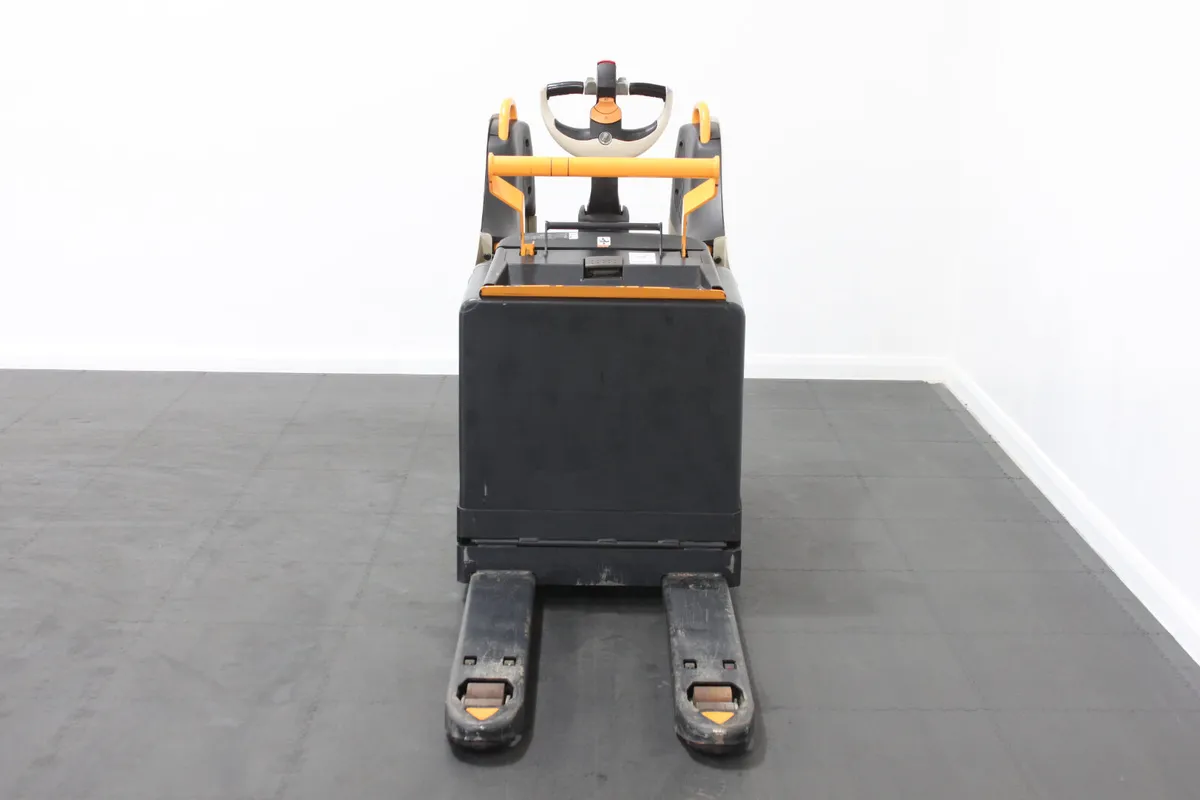 Crown WT3040 Electric Stand On Pallet Truck - Image 3