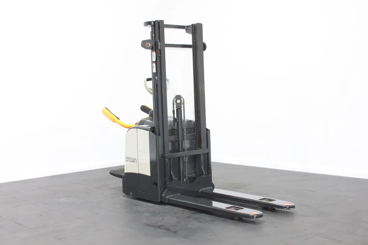 Crown ET4000 Electric Stand On Pallet Stacker - Image 1