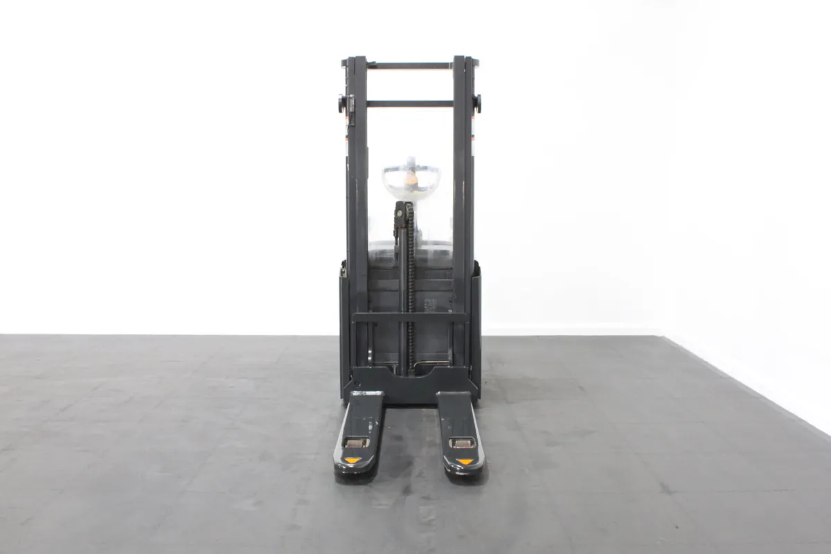 Crown ET4000 Electric Stand On Pallet Stacker - Image 3