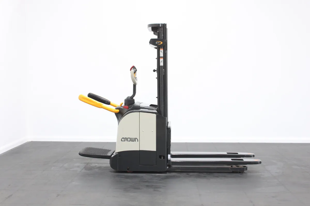 Crown ET4000 Electric Stand On Pallet Stacker - Image 4