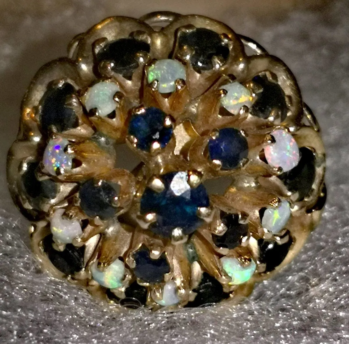 Wow 18k gold Opal and Sapphire Thai Princess ring