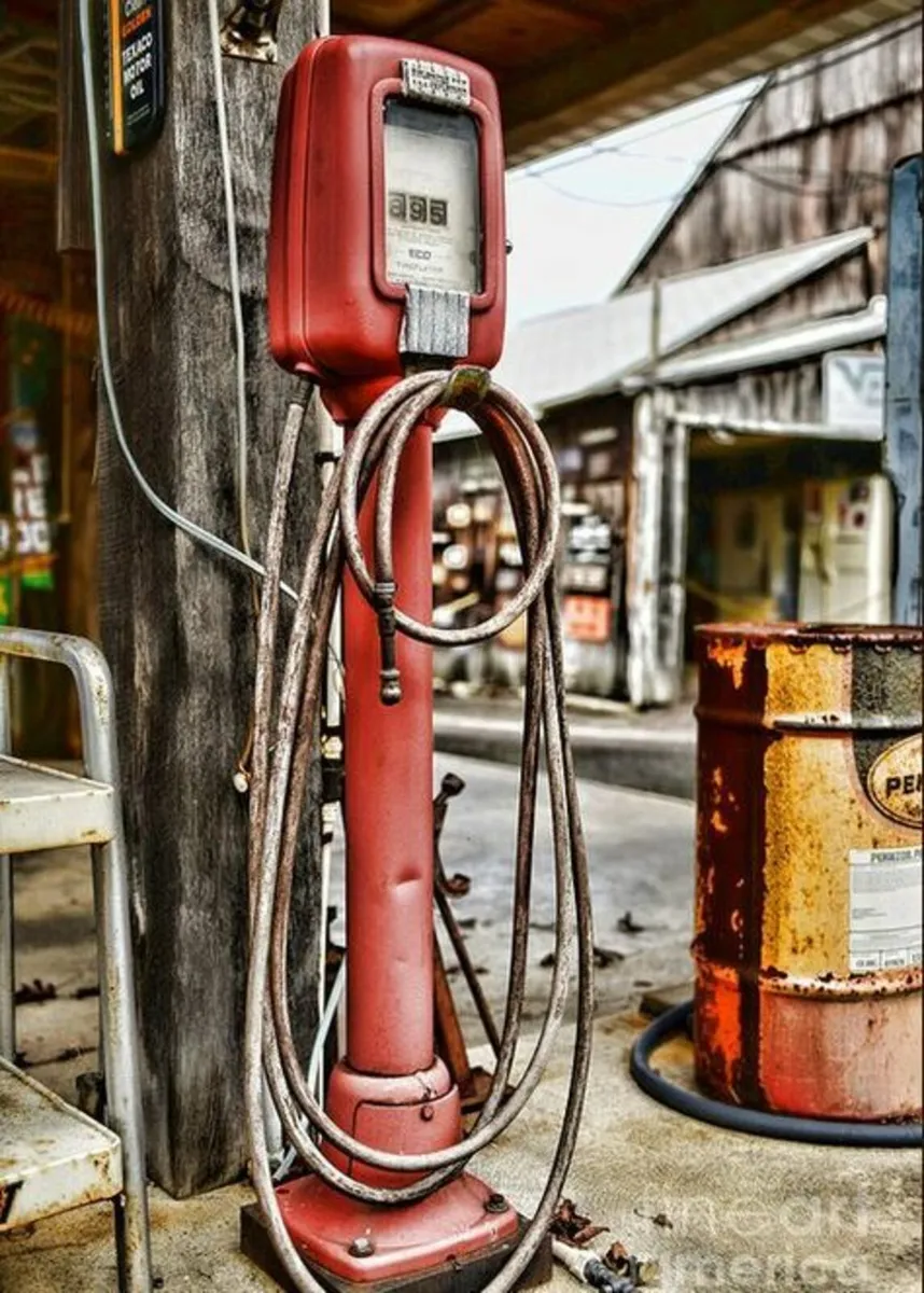 Old vintage petrol pump - Image 2