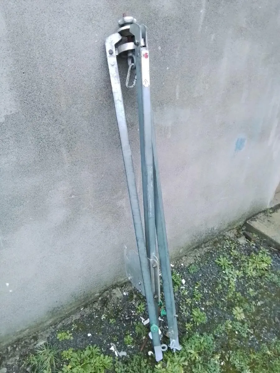 HEAVY GALVANISED TRIPOD - Image 4