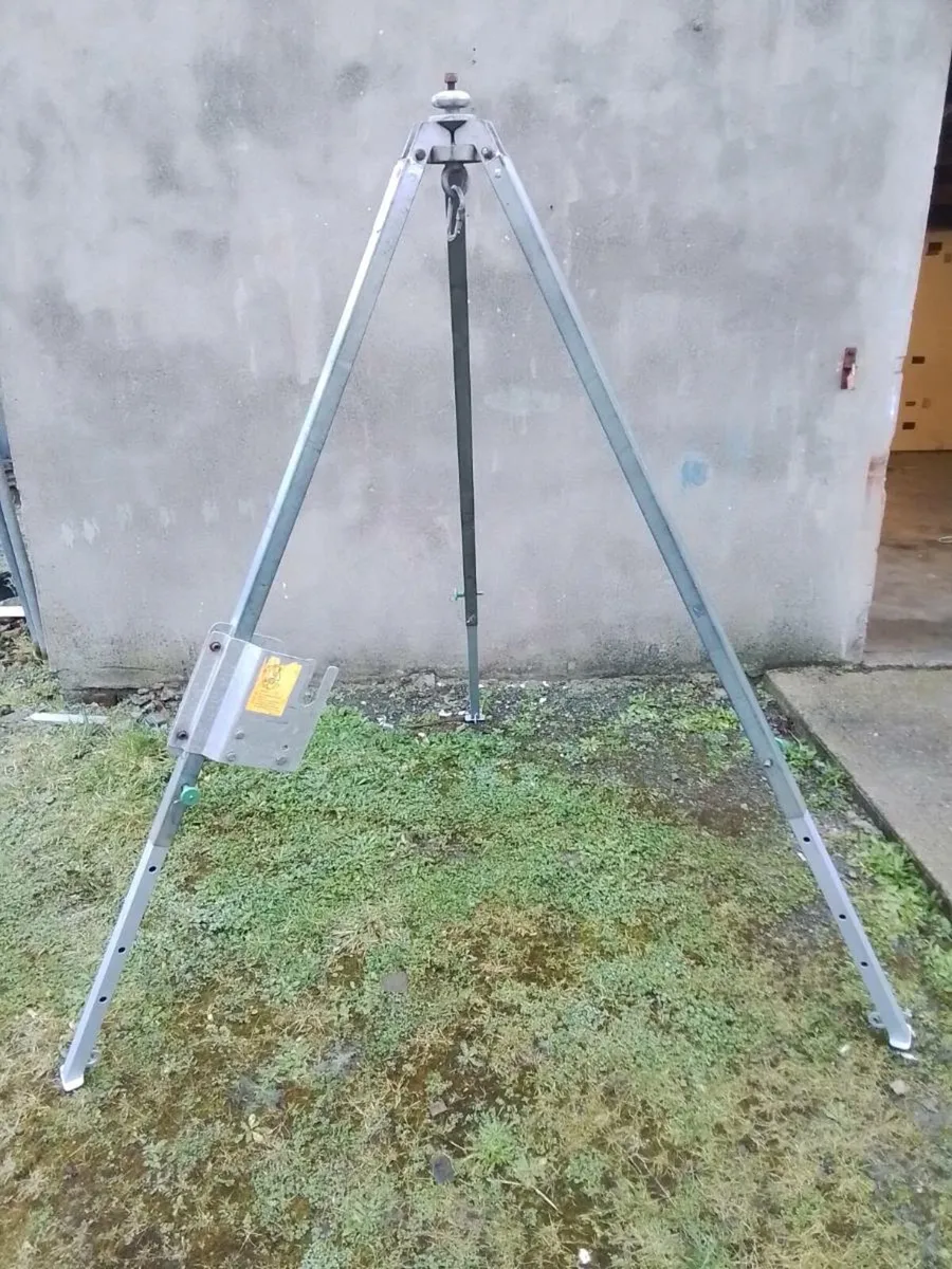 HEAVY GALVANISED TRIPOD