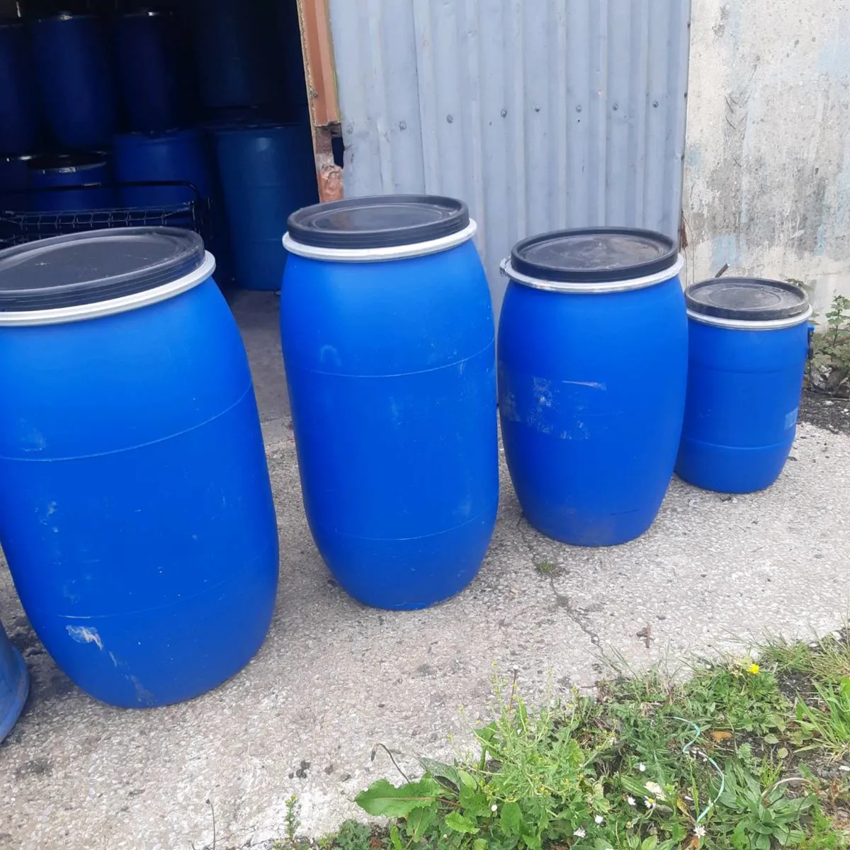 220 litre plastic barrels with lid and clamp - Image 1