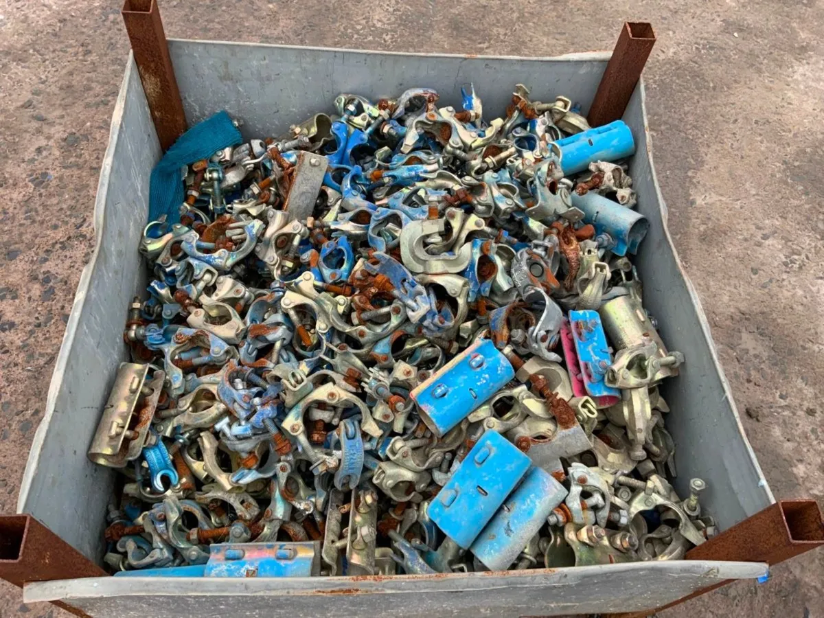 SCAFFOLDING TUBE SWIVEL CLAMPS. - Image 1