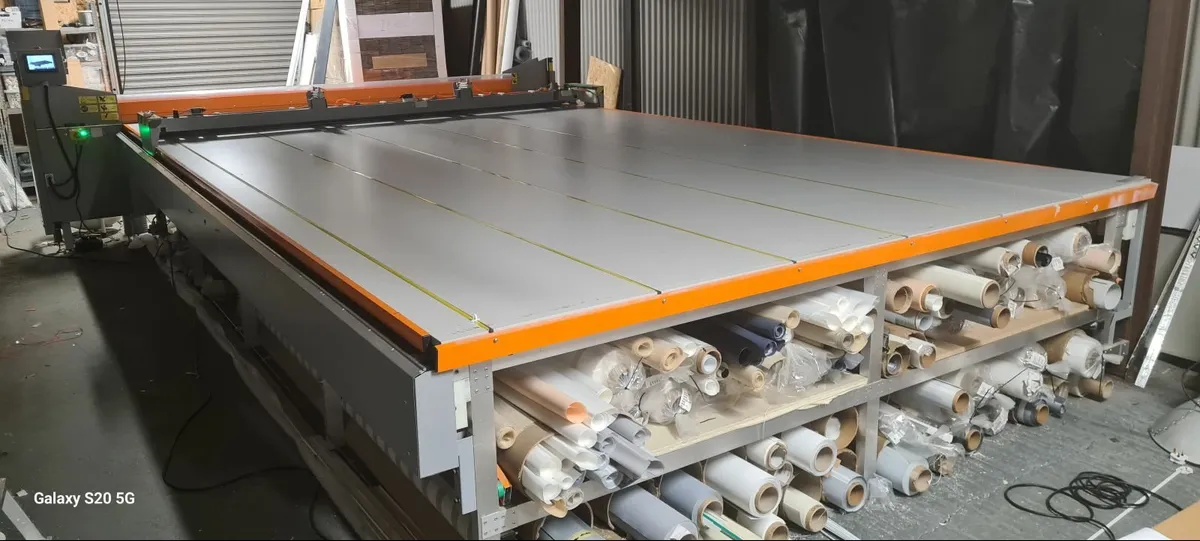 Cutting table for roller fabrics with folded table - Image 1